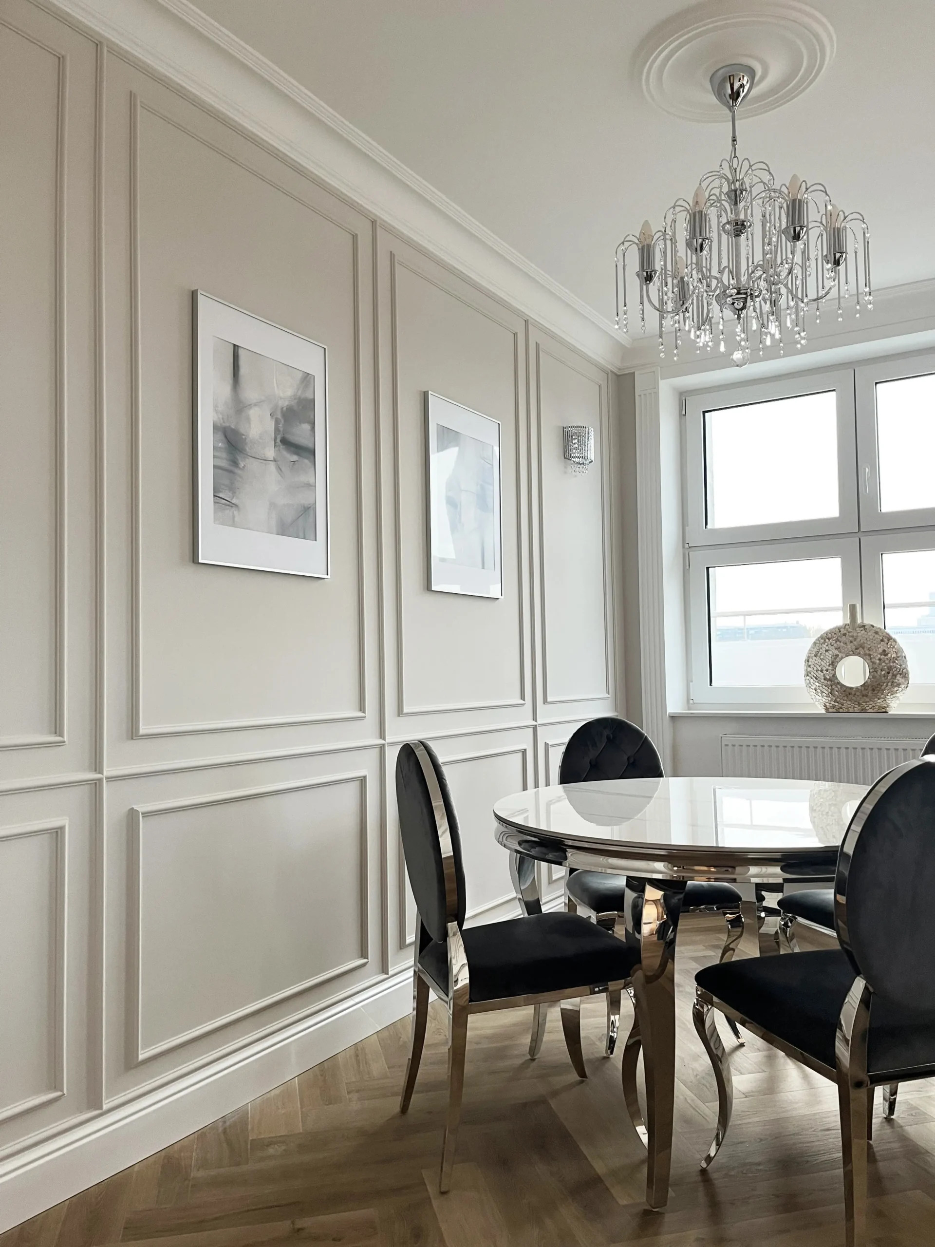 Luksusowy salon w stylu paryskim z elegancką sztukaterią ścienną i listwami