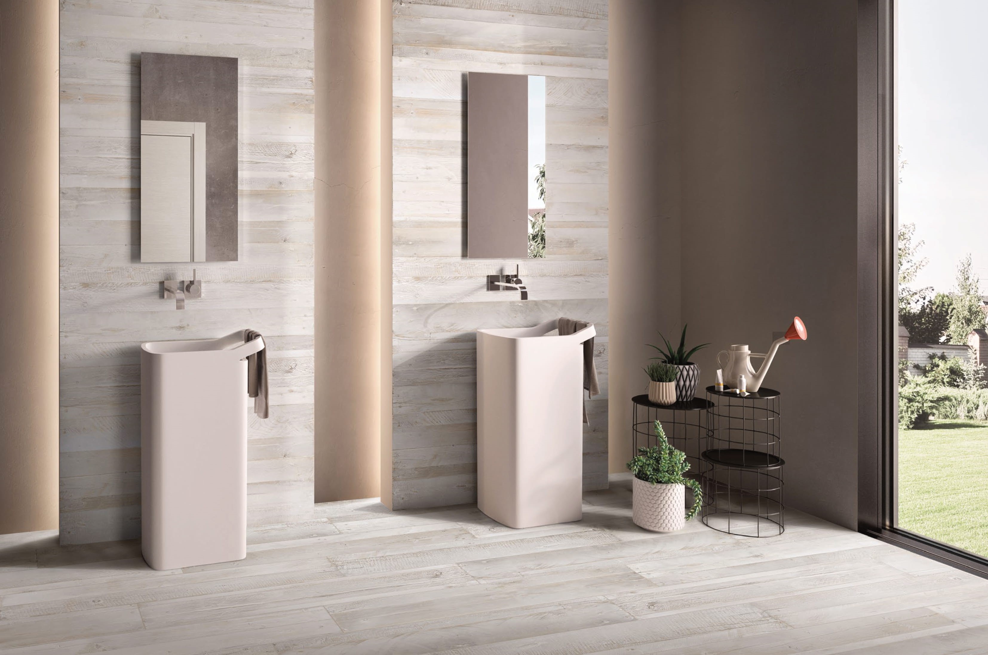 Minimalistyczna łazienka wyłożona białymi płytkami drewnopodobnymi z dwiema umywalkami stojącymi, dwoma lustrami i kwiatkami