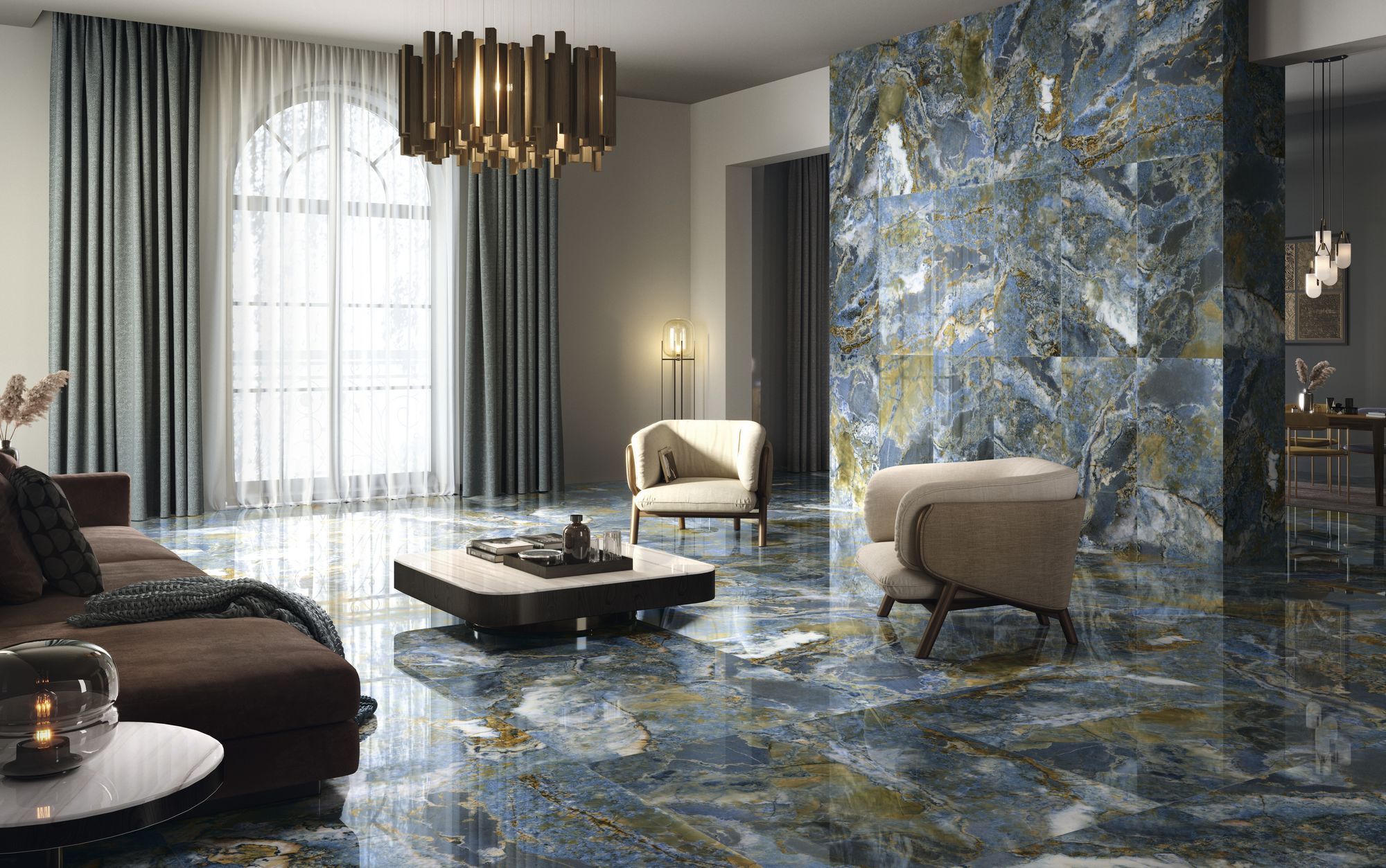 Elegancki salon wyłożony niebieskimi płytkami imitującymi kamień Atlantida, z brązową kanapą, dwoma jasnymi fotelami, niskim stolikiem i żyrandolem