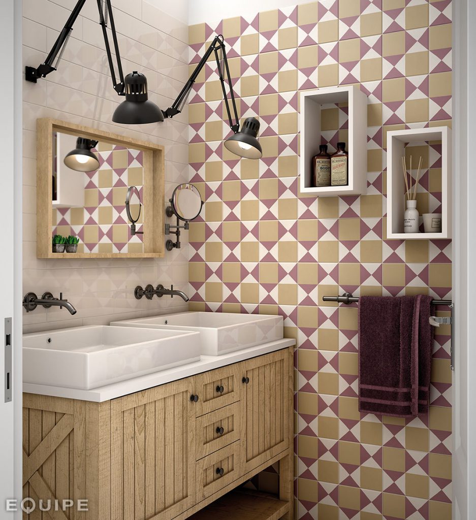 Jedna ściana w łazience wyłożona dekoracyjnymi płytkami patchworkowymi z kolekcji Caprice z drewnianą szafką stojącą z dwiema umywalkamai nablatowymi, lustrem, wiszącymi półkami i ręcznikiem na wieszaku