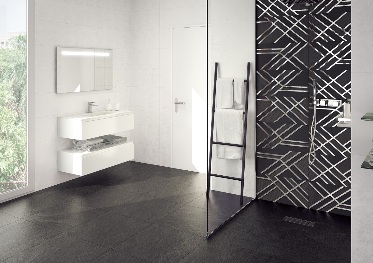 Łazienka z czarną podłogą i białymi ścianami, kabiną prysznicową, białą szafką wiszącą z umywalką, lustrem, drzwiami i wysokim oknem