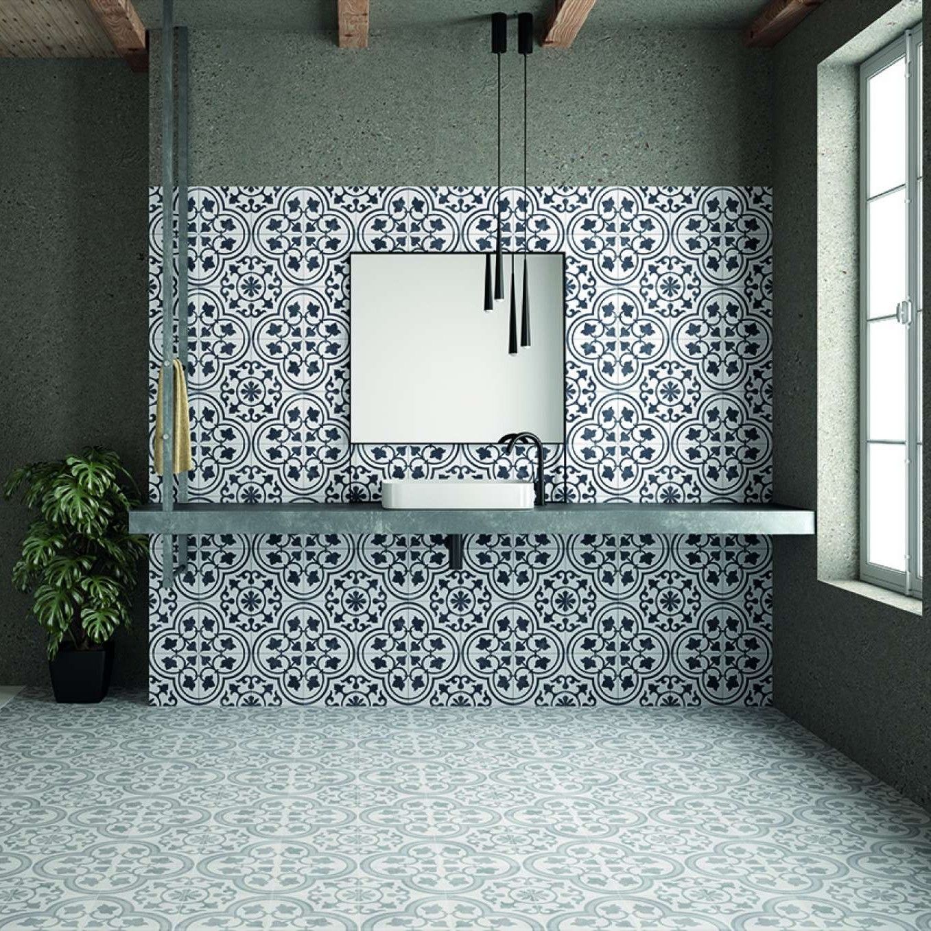 Minimalistyczna łazienka wyłożona płytkami patchwork z umywalką nablatową na długim, szarym blacie, z kwadratowym lustrem i lampą wiszącą