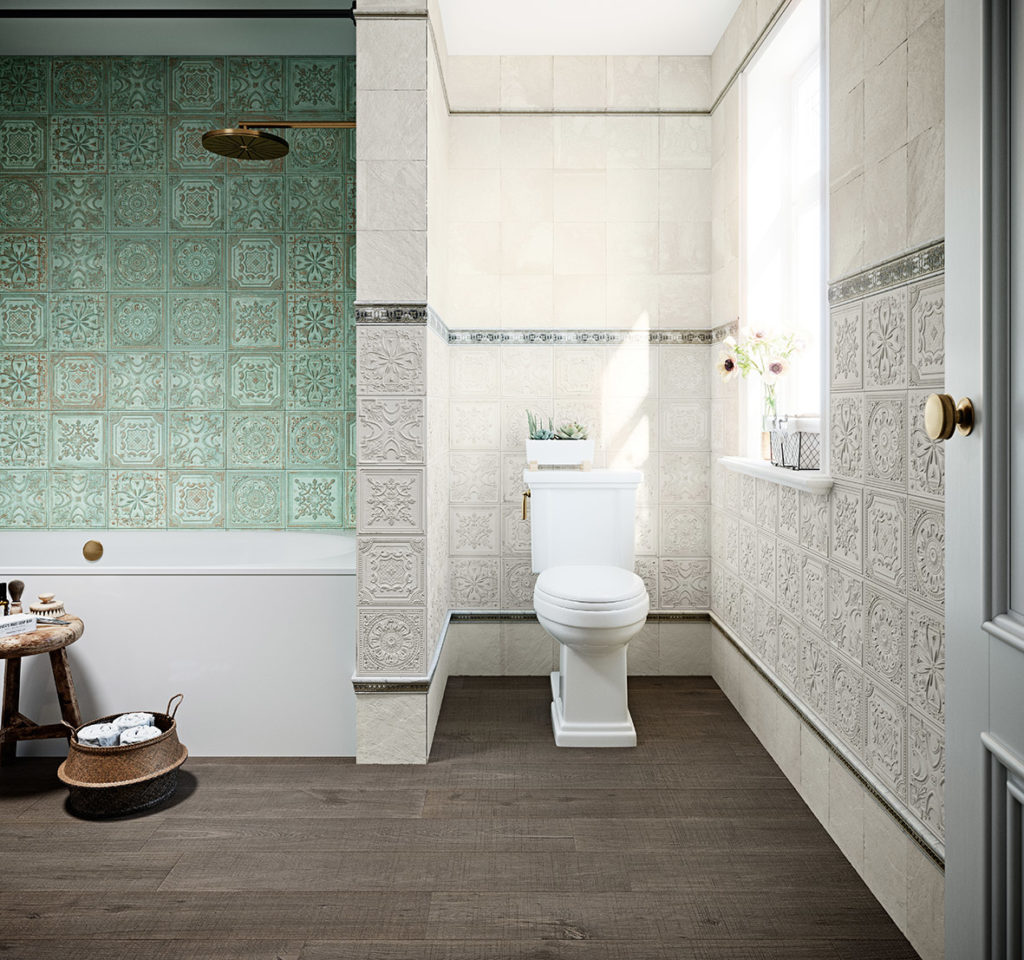 Ściany w łazience wyłożone białymi i zielonymi płytkami dekoracyjnymi z kolekcji Gatsby z deszczownicą i stojącą miską WC