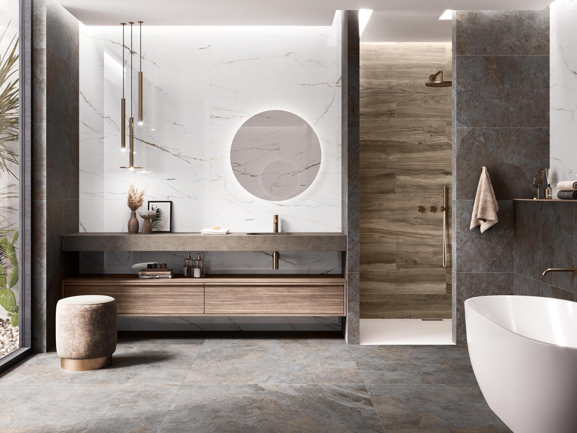 Łazienka wyłożona płytkami imitującymi kamień, marmur i drewno z białą wanną i kabiną prysznicową, wiszącą szafką i półką z umywalką, okrągłym lustrem i lampą wiszącą