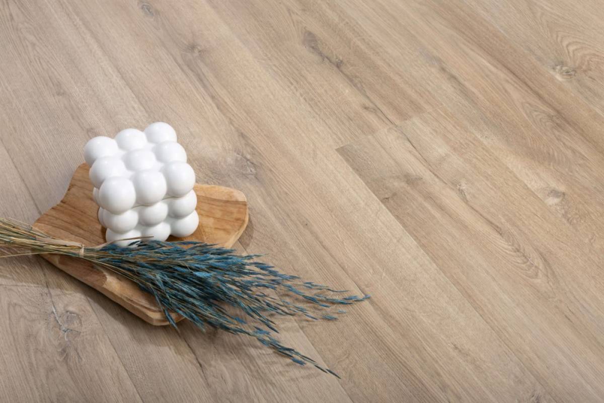 Panele laminowane Premium Floor w eleganckim salonie z naturalną strukturą drewna