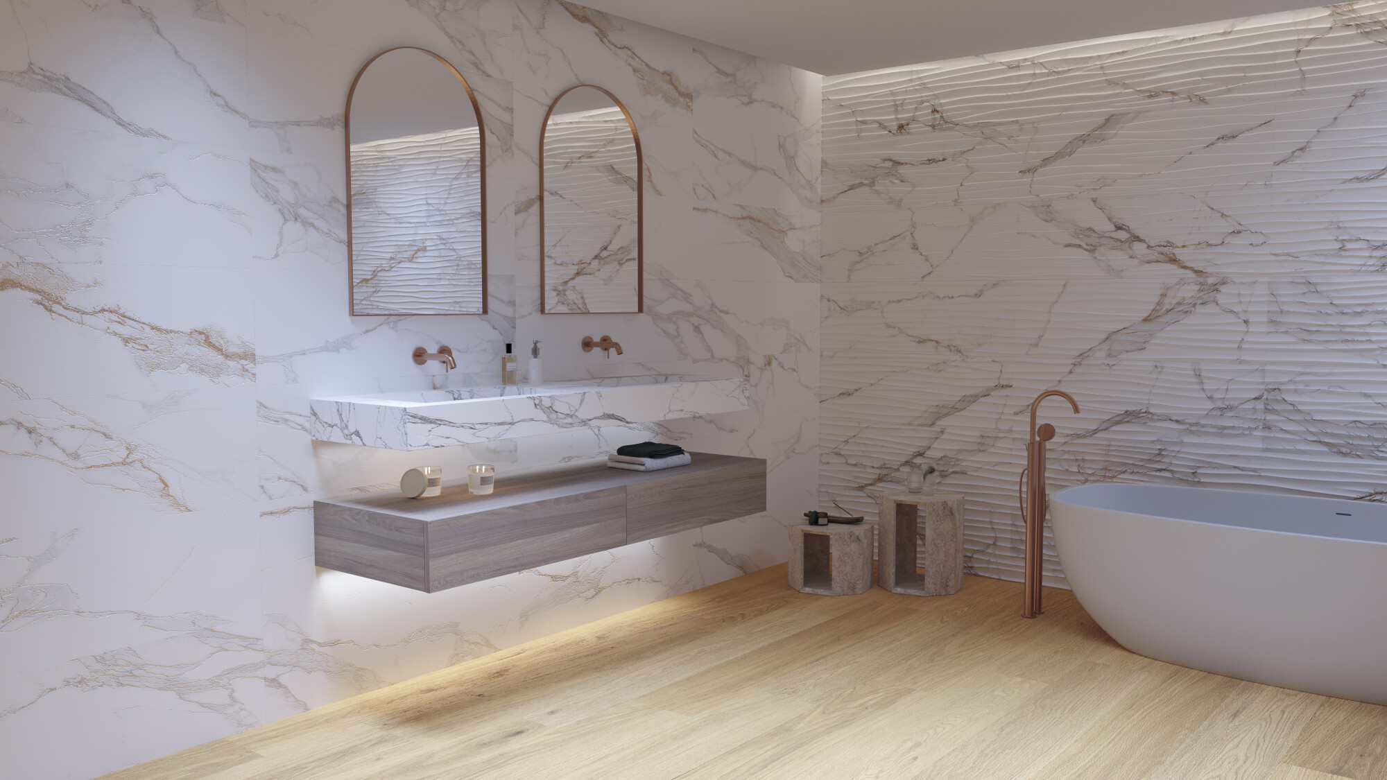 Elegancka łazienka z marmurowymi ścianami, drewnopodobną podłogą, marmurową umywalką podwójną i półką drewnianą, dwoma lustrami i wanną wolnostojącą