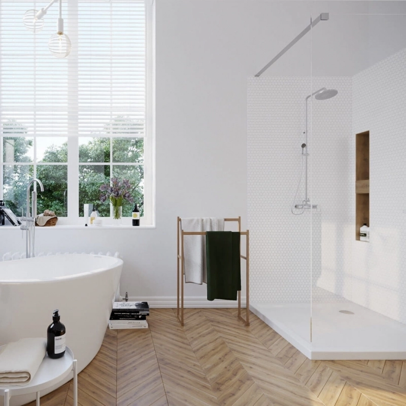 Łazienka z drewnopodobną podłogą i białymi ścianami, z dużą kabiną prysznicową, białą wanną wolnostojącą, oknem, kosmetykami i ręcznikami