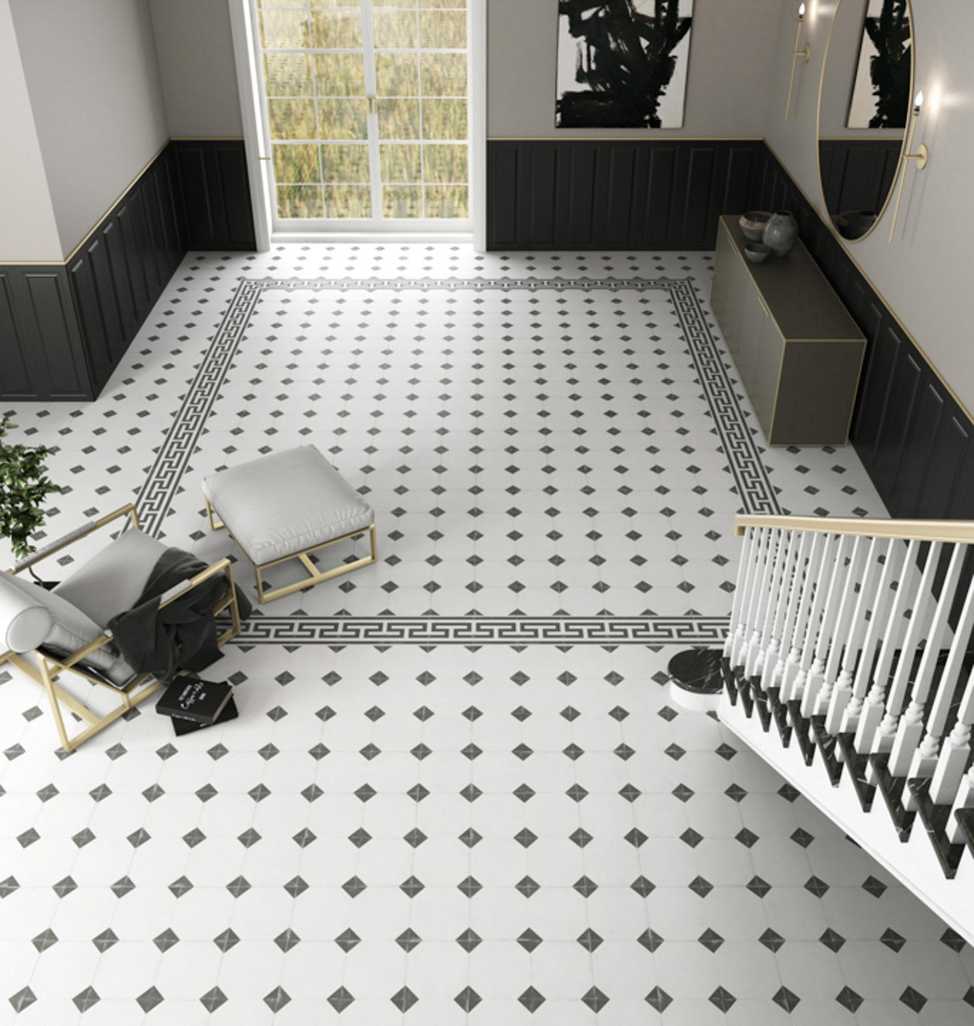 Elegancki korytarz wyłożony klasycznymi biało-czarnymi płytkami ze schodami, fotelem z podnóżkiem, komodą, dużym lustrem i obrazem