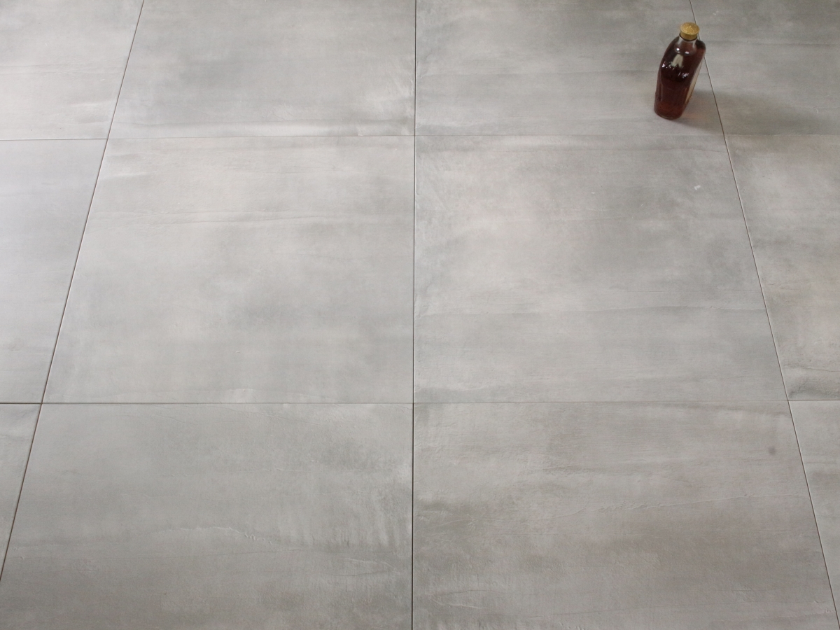 Podłoga z szarymi płytkami imitującymi beton