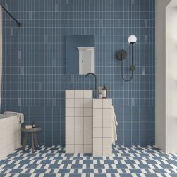 Biało-niebieska łazienka wyłożona cegiełkami z kolekcji Bits, z zabudowaną wanną oraz umywalką i lustrem