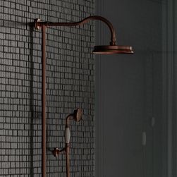 Ściana prysznica wyłożona ciemną mozaiką z zestawem prysznicowym Armance w kolorze miedzi antycznej