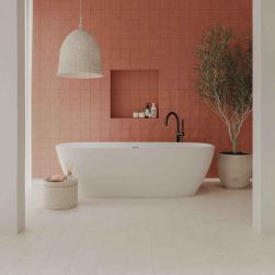 Rustykalna łazienka z jasną podłogą i ścianą wyłożoną brązowymi cegiełkami ze wzorem Casbah Decor Mix Terracotta Matt z wanną wolnostojącą, lampą wiszącą i drzewkiem w donicy