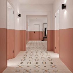 Długi, kolorowy korytarz z płytkami patchworkowymi na podłodze Tesserae Play All Frutti