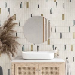 Ściana w łazience wyłożona kolorowymi cegiełkami rustykalnymi Cosmic Natural, z drewnianą szafką, umywalką nablatową i okrągłym lustrem