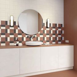 Łazienka z brązowymi płytkami bazowymi Solid M Cotto, z białymi szafkami, umywalką nablatową, okrągłym lustrem i dwoma kinkietami