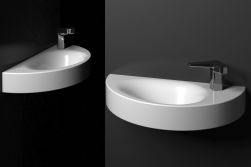 Dwie umywalki ścienne półokrągłe białe Eto Chim widziane z różnych perspektyw z bateriami stojącymi
