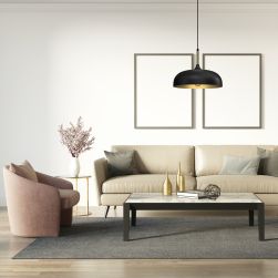 Elegancki salon z beżową kanapą, różowym fotelem, stolikiem, ozdobami i czarną lampą wiszącą Lincoln Black/Gold