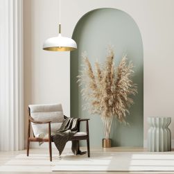 Pomieszczenie w stylu rustykalnym z fotelem z kocem, dywanem, ozdobną trawą w wazonie i białą lampą wiszącą Lincoln White/Gold