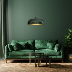 Pokój z drewnianą podłogą, zieloną ścianą i kanapą, małym stolikiem, dużą rośliną w donicy i zieloną lampą wiszącą Lincoln Green/Gold