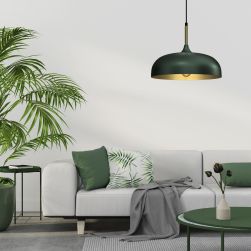 Salon z jasną kanapą z zielonymi poduszkami, zielonym okrągłym stolikiem, dużym kwiatem w donicy i zieloną lampą wiszącą Lincoln green/Gold