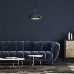 Ciemny salon z granatową ścianą i kanapą, dwoma marmurowymi stolikami, szafką i niebieską lampą wiszącą Lincoln Blue/Gold