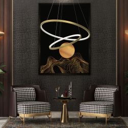 Elegancki, ciemny salon z dwoma fotelami w pipetkę, złotym, okrągłym stolikiem, dużym obrazem na ścianie i lampą wiszącą Rotonda Gold