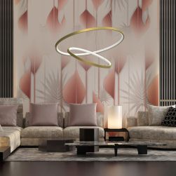 Salon z różową, wzorzystą tapetą na ścianie, szarymi fotelami, niskim stolikiem na dywanie i lampą wiszącą Rotonda Gold