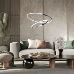 Przytulny salon z beżową kanapą z poduszkami, pufą, nowoczesnym stolikiem na dywanie i lampą wiszącą Rotonda Chrome