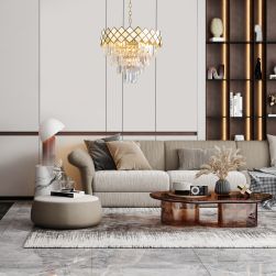 Elegancki salon z jasnymi meblami, beżową kanapą, brązowym stolikiem i złotym żyrandolem Carisma Gold