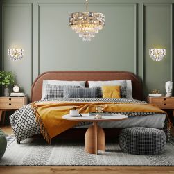 Sypialnia z dużym łóżkiem, dwiema szafkami nocnymi, okrągłym stolikiem i złotym żyrandolem Luxuria