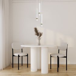 Pokój z białym, okrągłym stołem, dwoma krzesłami i białą lampą wiszącą Joker White/Gold