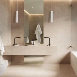 Minimalistyczna łazienka w beżu z wiszącą półką z dwiema umywalkami, długim lustrem i dwiema białymi lampami wiszącymi Porter