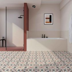 Łazienka z płytkami patchworkowymi na podłodze Tesserae Like Grana Plus, z zabudowaną wanną i dużą kabiną prysznicową