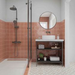 Kolorowa łazienka z pomarańczowymi cegiełkami w połysku Fayenza Square Coral Gloss na ścianach, z kabiną prysznicową, otwartą szafką z umywalką nablatową i okrągłym lustrem
