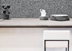 Ściana w kuchni wyłożona mozaiką Aurora Graphite z jasnymi meblami z naczyniami