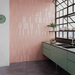 Kuchnia z fragmentem ściany wyłożonymi różowymi cegiełkami Grace O Blush Gloss, z zielonymi meblami, wiszącą półką i oknami