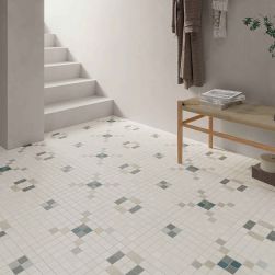 Przedpokój z płytkami patchworkowymi na podłodze Tesserae Play One Mar, z siedziskiem i białymi schodami