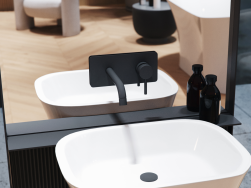 Zbliżenie na białą umywalkę nablatową z czarną baterią podtynkową Besco Illusion zamontowaną na lustrze, w którym odbija się łazienka