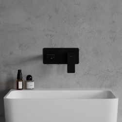 Widok na czarną baterię umywalkową podtynkową Omnires Parma nad białą umywalką i na tle białej ściany