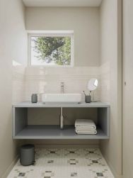 Mała łazienka z fragmentem ściany przy umywalce wyłożonym białymi cegiełkami w połysku Fayenza Belt Deep White, z szarą półką wiszącą i białą umywalką nablatową
