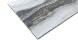 Widok na detale płytki imitującej marmur czarno-białej Covelano Lasa 60x120
