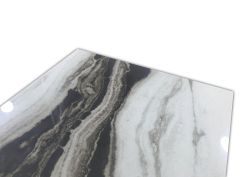 Zbliżenie na połyskliwą powierzchnię płytki imitującej marmur czarno-białej Covelano Lasa 60x120