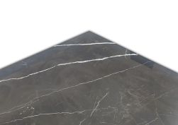 Zbliżenie na szczegóły czarnej powierzchni płytki imitującej marmur Nero Marquina 60x120