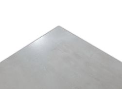 Zbliżenie na szarą powierzchnię lappato płytki imitującej beton Manhattan Bianco Sugar Lapatto 60x60