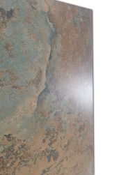 Widok na odbicie światła na powierzchni lappato brązowej płytki imitującej metal Stoneage Copper 80x160