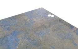 Widok na powierzchnię z odbiciem światła niebiesko-beżowej płytki imitującej metal Rockgloss Blue 120x120
