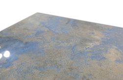 Detale niebiesko-beżowej płytki imitującej metal w połysku Rockgloss Blue 120x120