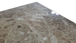 Widok na szczegóły powierzchni brązowej płytki lastryko w połysku Emperador Natural 120x120