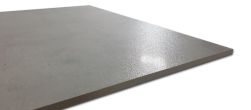 Odbicie światła na powierzchni lappato szarej płytki imitującej beton Lyon Gris Sugar Lappato 60x120