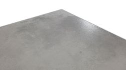 Zbliżenie na powierzchnię szarej płytki imitującej beton w wykończeniu lappato Lyon Gris Sugar Lappato 60x60
